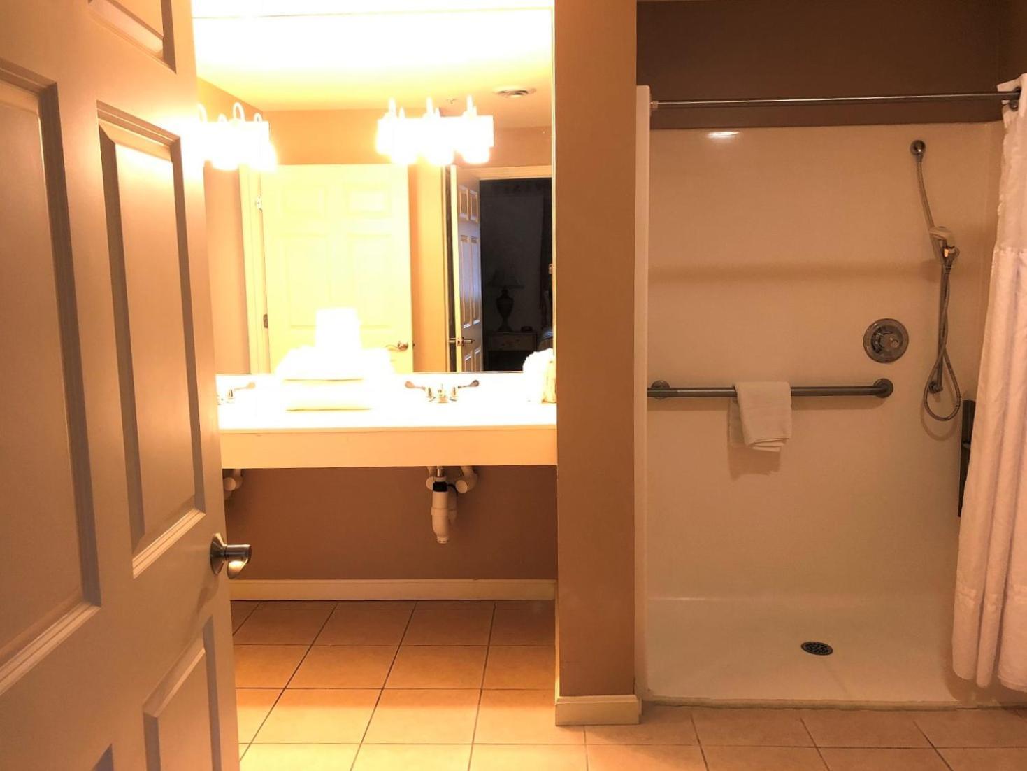 Vacation Village In The Berkshires Hancock Room photo A typical bathroom in a hotel