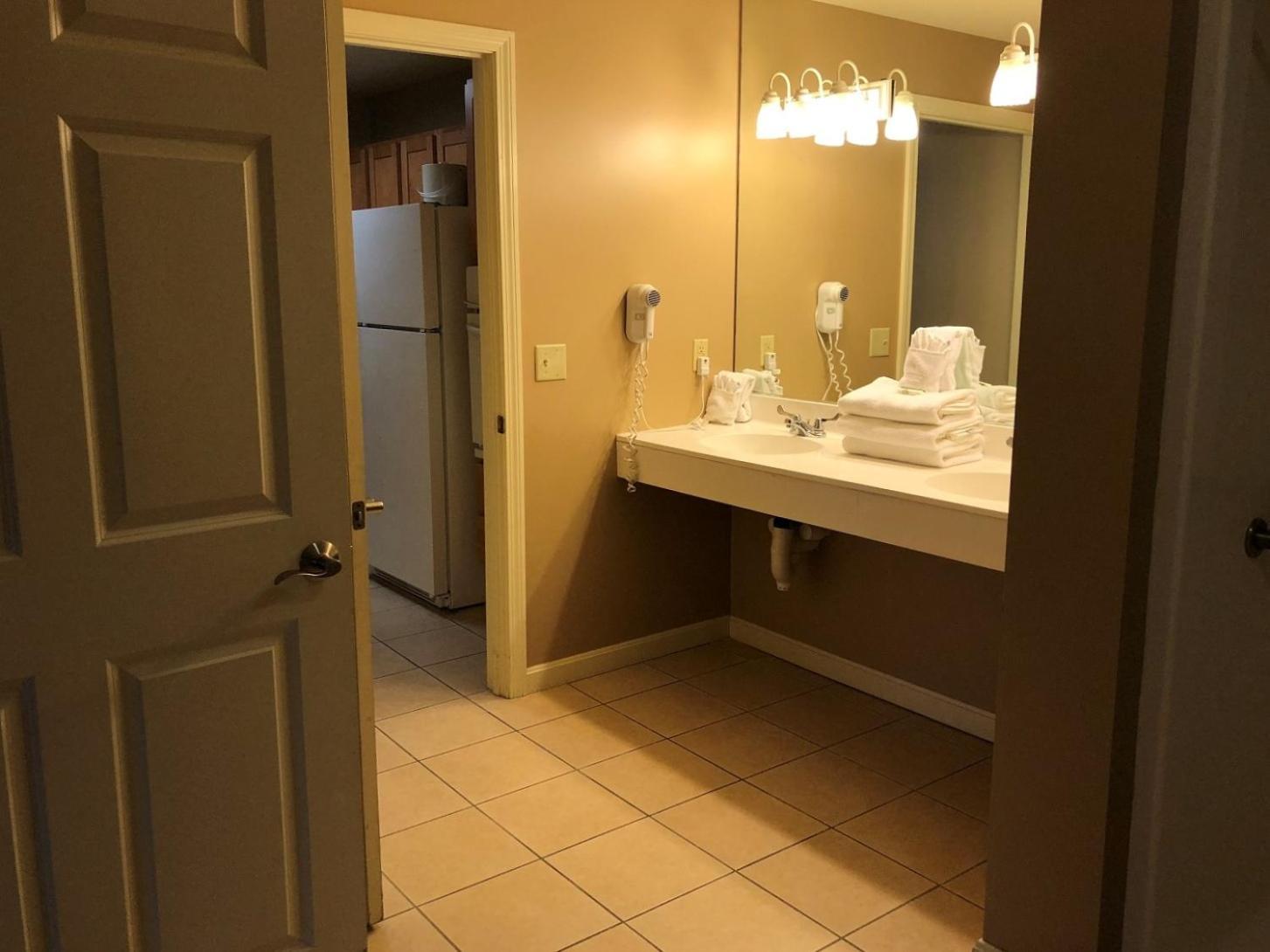 Vacation Village In The Berkshires Hancock Room photo A bathroom at the Inn at the Opera